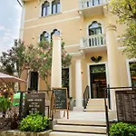 Degrassi Boutique Garni