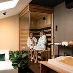 מלון Degrassi Boutique Garni 4*