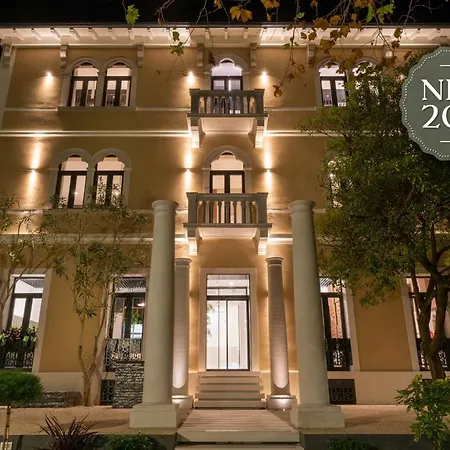 Degrassi Boutique Garni Hotel