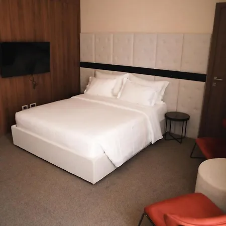 Degrassi Boutique Garni Hotel 4*