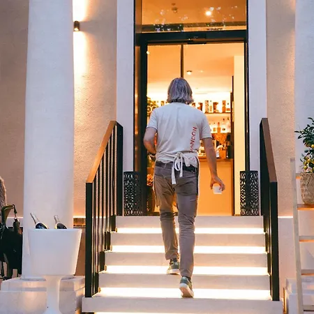 Degrassi Boutique Garni Hotel