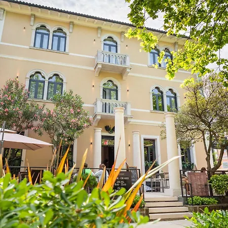 Degrassi Boutique Garni Hotel
