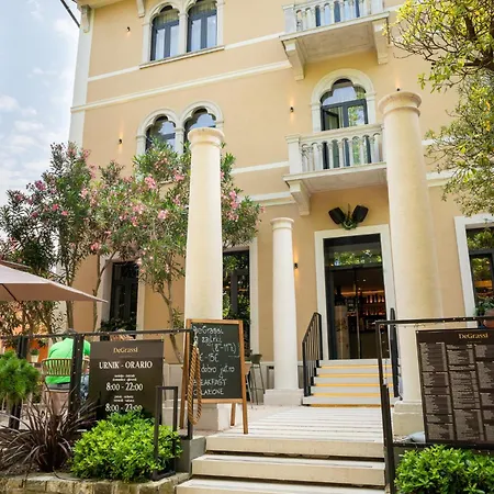 Degrassi Boutique Garni