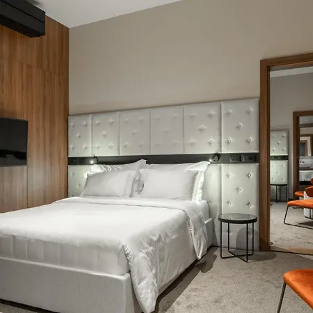 Degrassi Boutique Garni 4*
