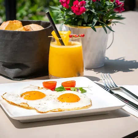 Degrassi Boutique Garni