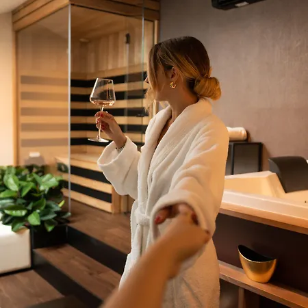 Degrassi Boutique Garni Hotel 4*