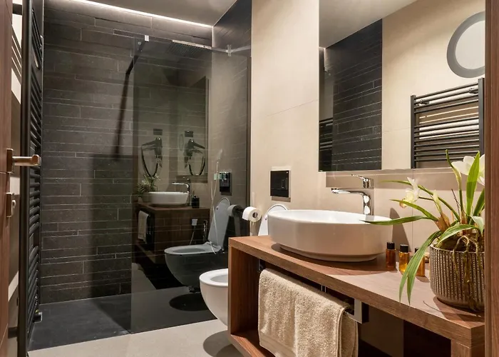 מלון Degrassi Boutique Garni 4*