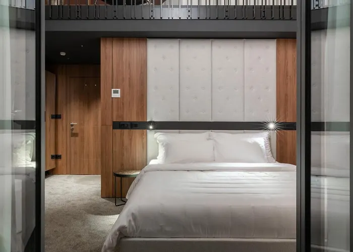 Degrassi Boutique Garni