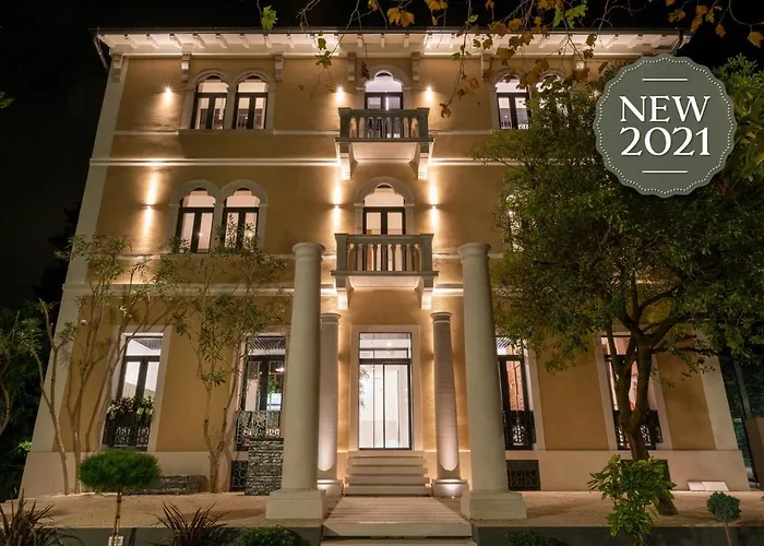 Degrassi Boutique Garni מלון