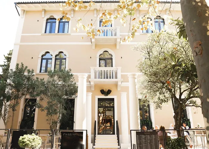 Degrassi Boutique Garni