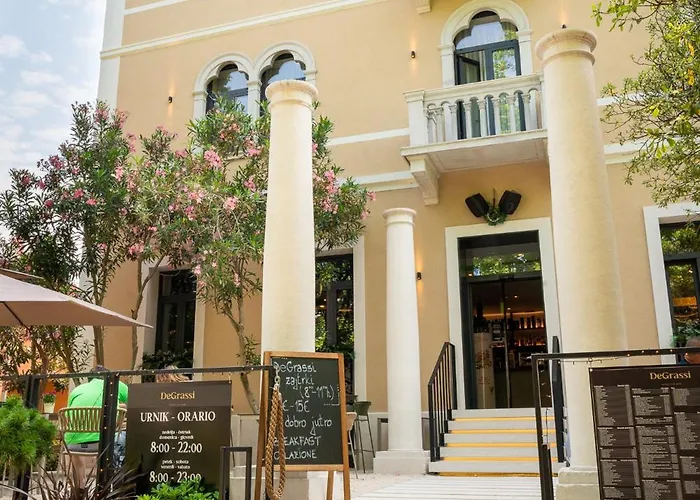 Degrassi Boutique Garni