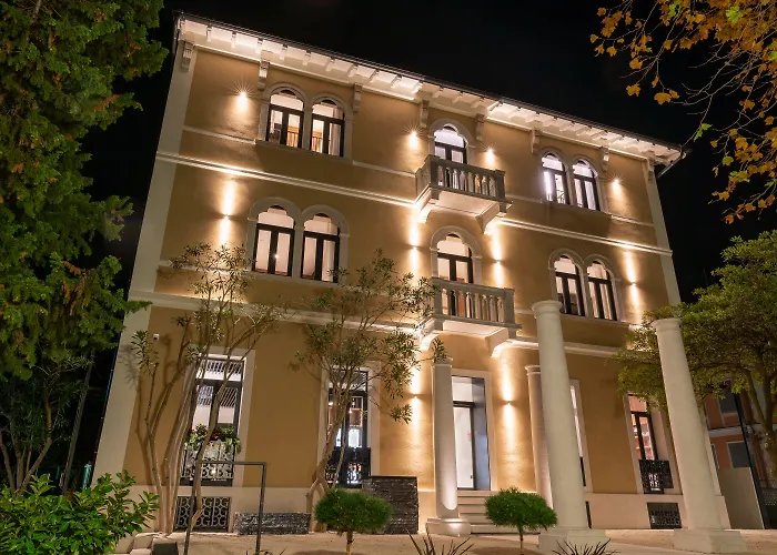 Degrassi Boutique Garni 4*