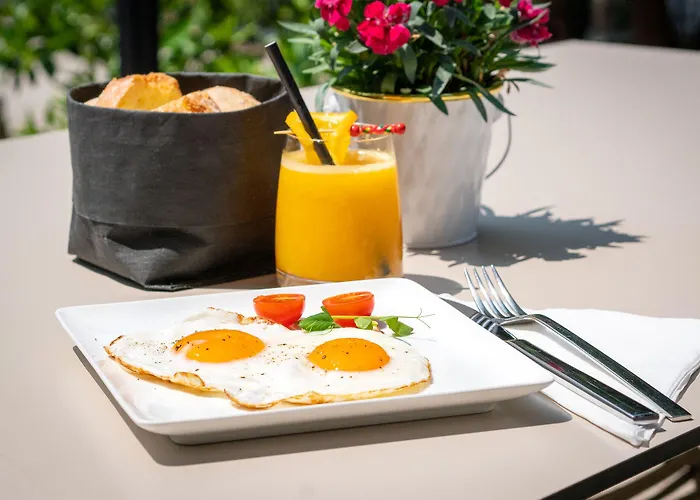 Degrassi Boutique Garni